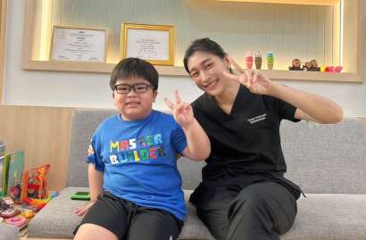 น้องอลัน มาตรวจตารักษา และตัดแว่นที่คลินิกของเรา 