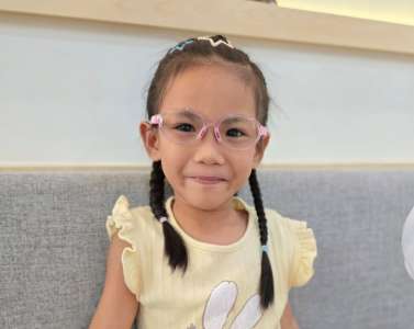 น้องแฟรี่ มาตรวจและทำแว่นตาที่ Owl Eye Clinic